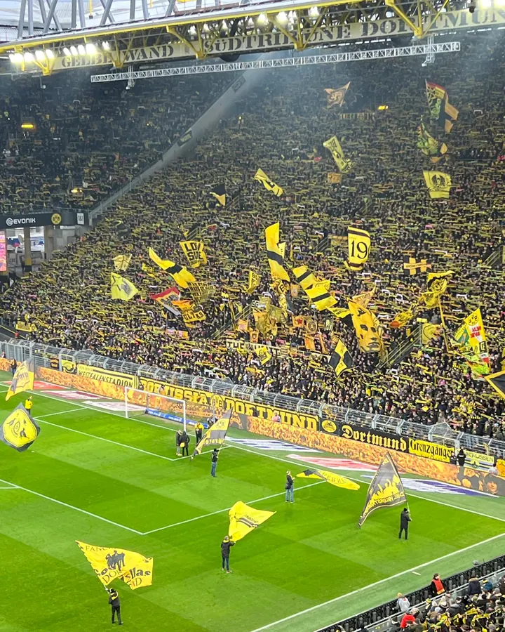 Blick auf die vollbesetzte Südtribüne, über den Rängen hunderte gelbe Fahnen