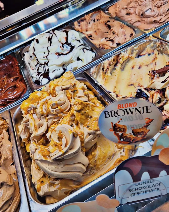 Nahaufnahme der Eisvitrine mit den Sorten Blond Brownie, Haselnuss und Schokolade