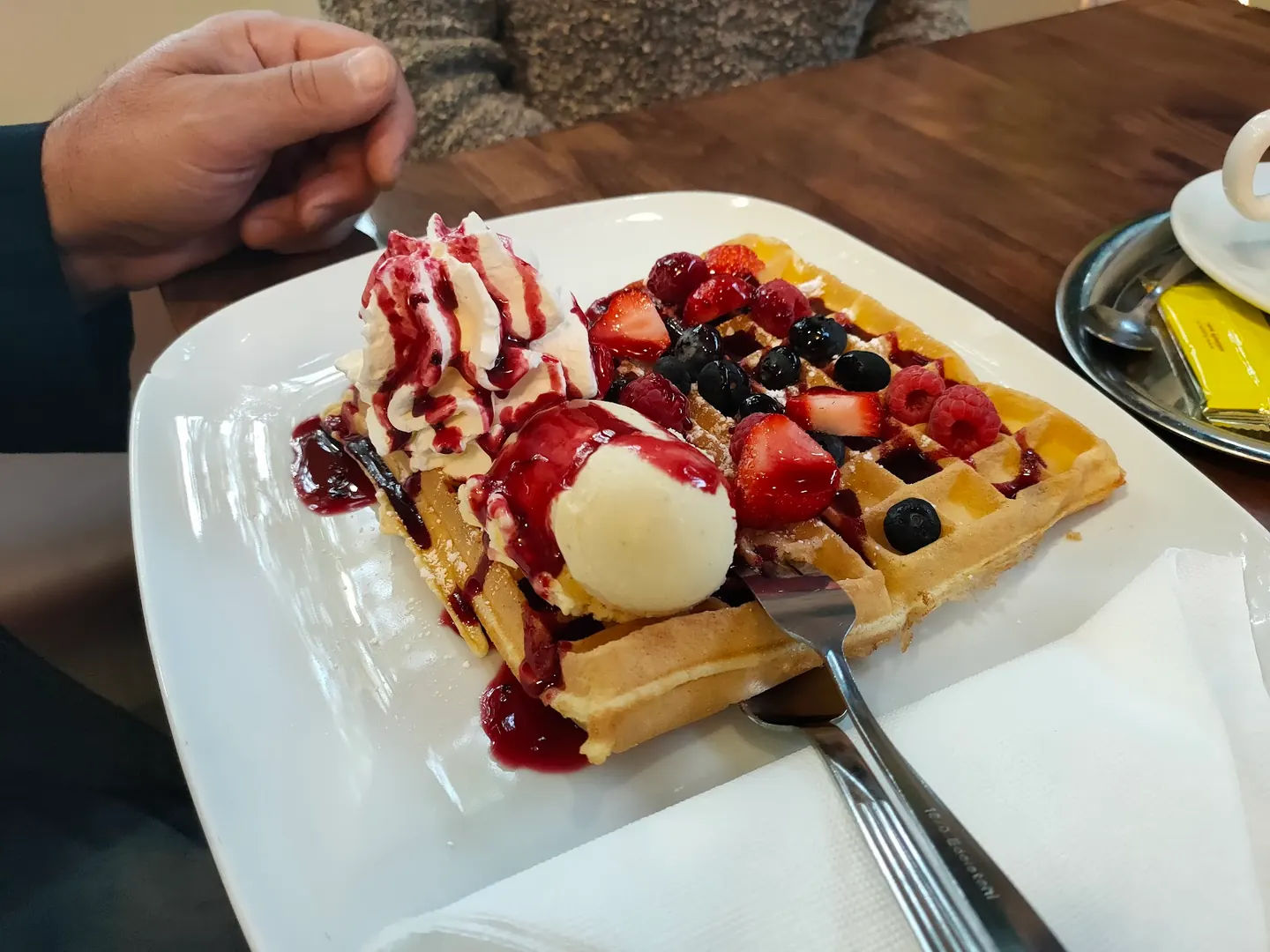 Belgische Waffel mit Vanilleeis, Sahne, Beerensoße und frischen Beeren